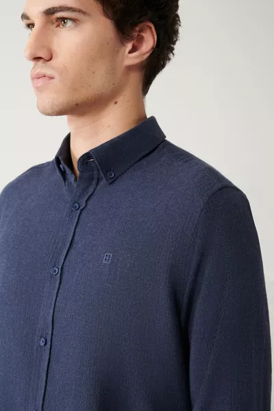 قميص رجالي أزرق كحلي بياقة بأزرار % قطن، قياس عادي 