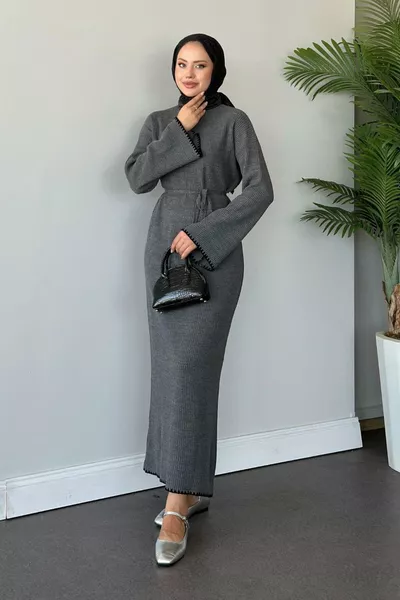 فستان محبوك زينب باللون الرمادي الداكن