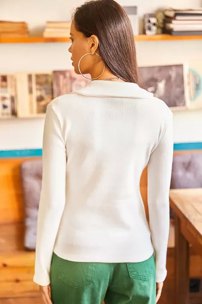 بلوزة نسائية بلون الجملي بياقة بولو من قماش كاشكورسي مبطن 