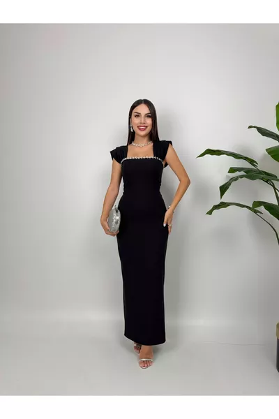 Kleid mit schwarzem Steinbesatz