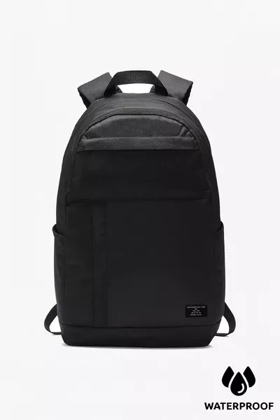 حقيبة ظهر رياضية سوداء بخمسة أقسام وخصائص مقاومة للماء