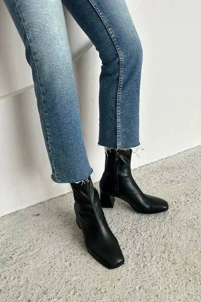 حذاء نسائي تروو بكعب متوسط مع رباط عند المعصم، أسود