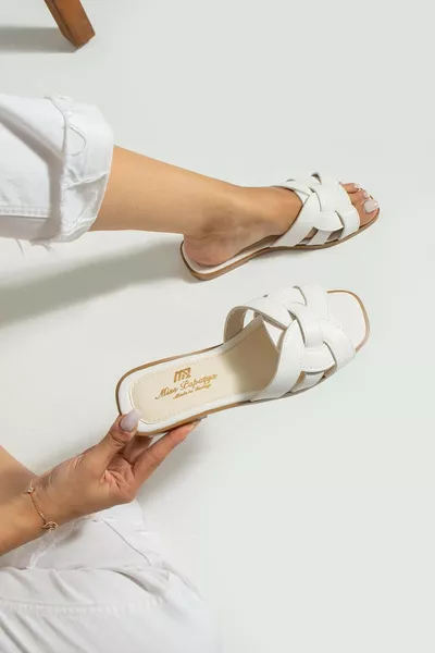 شبشب نسائي أبيض مفتوح من الأمام للمنزل والخارج