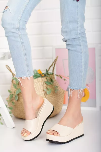 شبشب نسائي مبطن بلون بيج مطفي