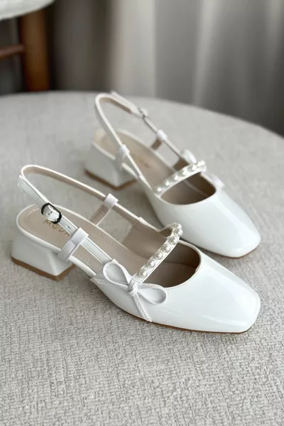 حذاء نسائي بكعب قصير مرصع باللؤلؤ - أبيض لامع
