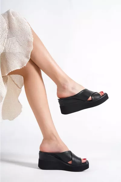 صندل نسائي أنيق ومريح بكعب سميك وتفاصيل متقاطعة - إيما