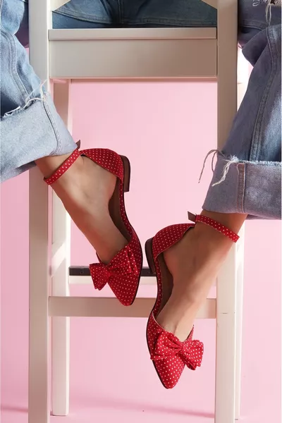 Misty Rote Polka-Dot Ballerinas mit spitzer Zehe und Knöchelriemen