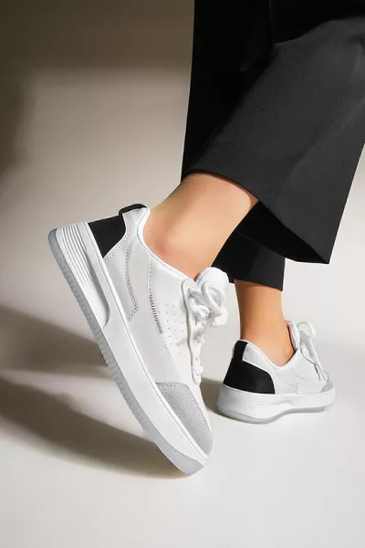 حذاء رياضي نسائي بسول مرتفع لون أسود من Loske