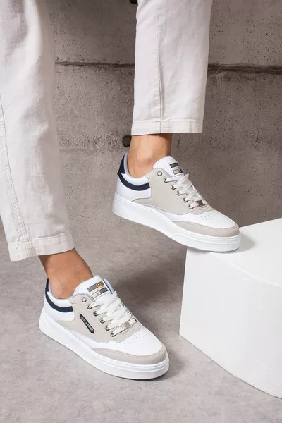 حذاء رياضي رجالي مريح باللون الكريم مع تفاصيل بيضاء ورباط أبيض ونعل أبيض 