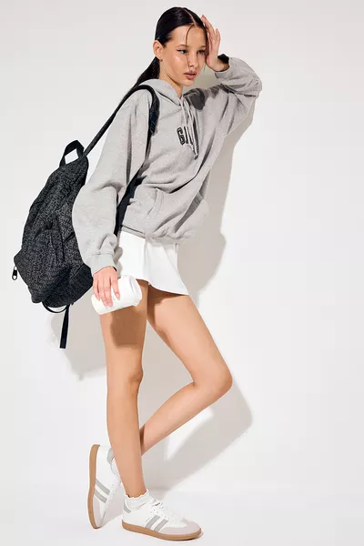 حذاء رياضي للجنسين باللونين الرمادي والأبيض بنعل حراري مع شرائط جانبية ورباط