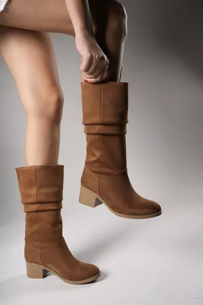 حذاء نسائي طويل Ziecno  من الجلد المدبوغ البني