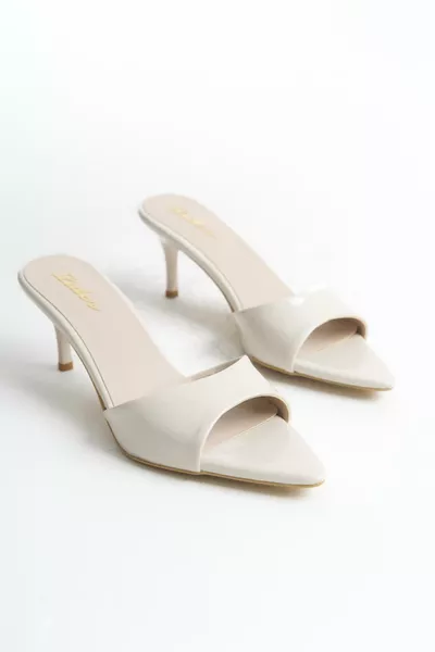 حذاء نسائي بكعب رفيع مدبب من الجلد البيج