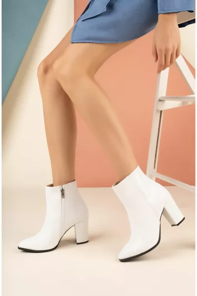المرأة الأبيض اللون الكعب السميك وأشار تو الأحذية