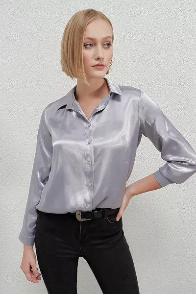 قميص نسائي رمادي فاتح متدفق من الساتان 