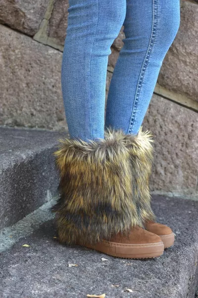 أحذية مخبأة بكعب من جلد الغزال الريش