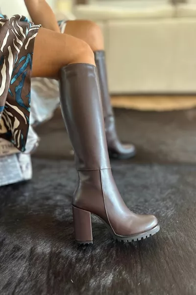 أحذية الركبة البنية المريرة