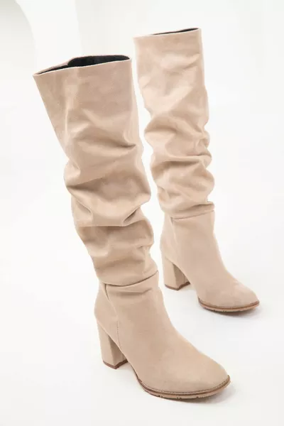 Десет велурени ботуши 