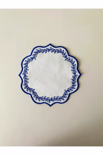 6 броя бродирано кафе върху ленен плат, както и салфетки за коктейли и подложки.