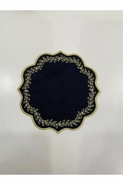 6 парчета ленен плат с шарка на листа, бродерия, кафе, както и коктейлни салфетки и подложки.