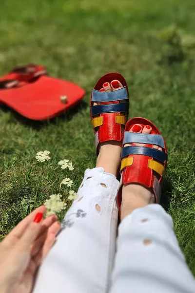 Ayvalık- Pantofole rosse in vera pelle multicolore