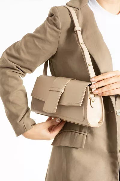 Сумка через плечо в классическом стиле багет со стильным дизайном