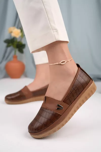 Мягкая подошва с V-образной пряжкой и коричневым загаром Крокодиловые туфли