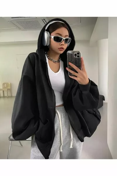 Женская черная куртка из плотной зимней ткани на молнии с капюшоном