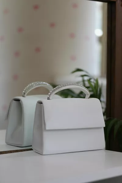 المرأة الحجر الأبيض عقد مفصلة مساء اللباس حقيبة الكتف