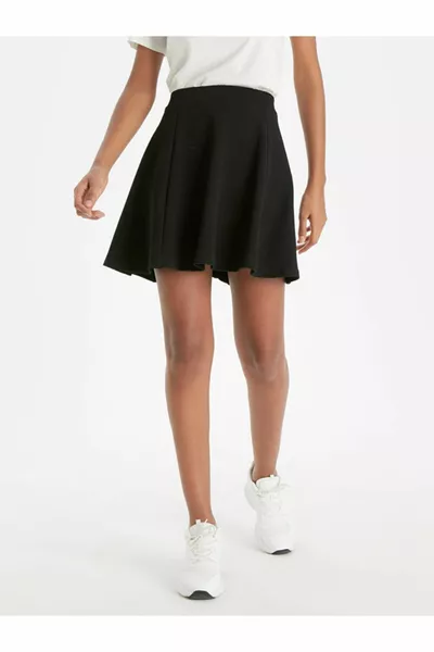 تنورة نسائية قصيرة مستقيمة واسعة