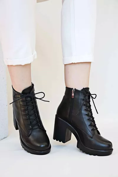 Женские сапоги на шнуровке на каблуке черная кожа