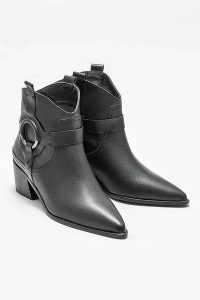 أحذية نسائية بكعب جلدي أسود