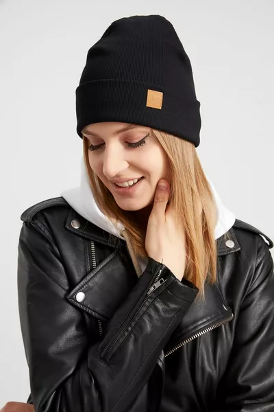 قبعة سوداء نسائية