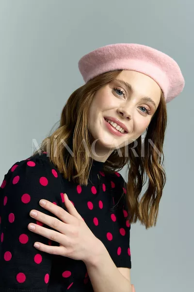 الرسام الفرنسي فيلت قبعة صغيرة الوردي