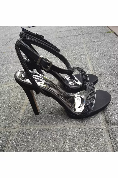  Vrouwen Zwart Lakleer Transparante Steen Enkele Riem Glanzende Dunne Nagel Hoge Hak Sandalen Schoenen