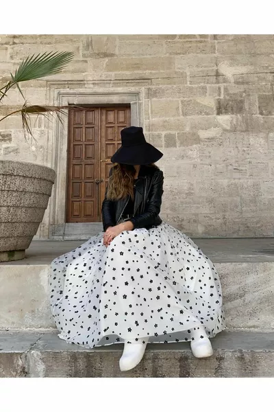 تنورة تول بيضاء منفوشة مع أزهار سوداء