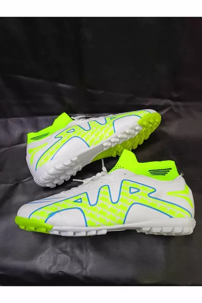 أحذية Astroturf مع الجوارب