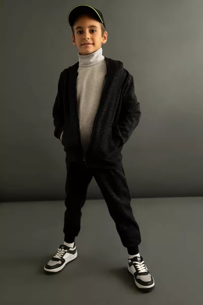 Училищна жилетка с черна качулка за момчета