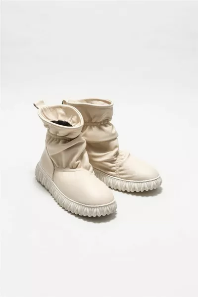 أحذية رياضية نسائية من الجلد البيج