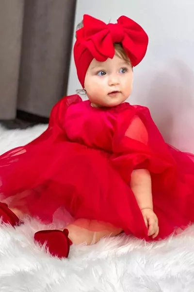 فستان فتاة حلوة مع باندانا أحمر