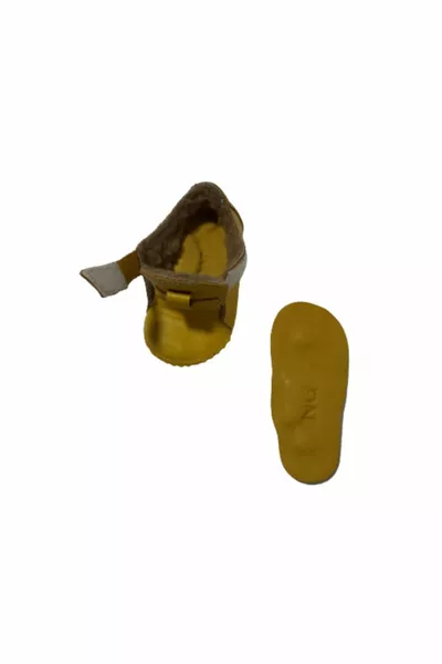 جوارب الأطفال الفيلكرو من فيرست ستيب من الجلد الطبيعي مع فرو بالداخل ، والتي يمكن استخدامها من الداخل والخارج.