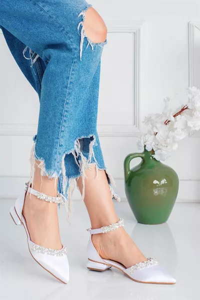 شقق الباليه النسائية البيضاء من ديمبي مع أحجار الحزام