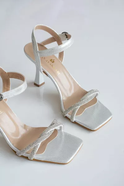 حذاء رياضي بحجر فضي للسيدات (كعب 9 سم)