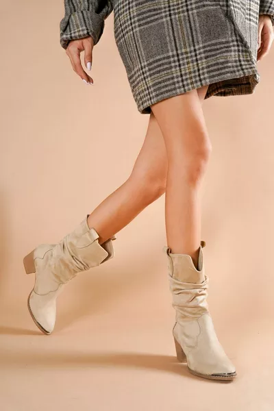 كورتيز بيج رعاة البقر الكعب المرأة عارضة استخدام الأحذية