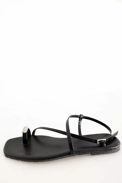 صنادل بخاتم من الحجر الأسود