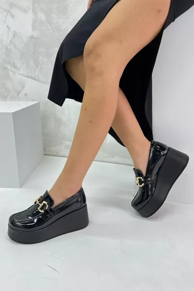 Черные женские лоферы из лакированной кожи 