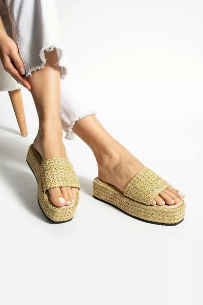 БОСОНОЖКИ ИЗ КОЖИ СОЛОМКИ С ТОЛСТОЙ ПОДОШВОЙ НА ТАЛИИ ОБЕСПЕЧИВАЮТ ДОПОЛНИТЕЛЬНЫЙ КОМФОРТ И ПОДДЕРЖКУ