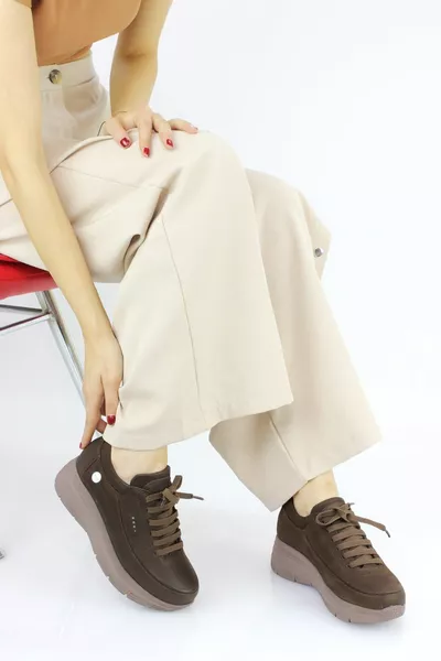 المرأة عارضة خفيفة سميكة نعل الرياضة نمط أحذية جلدية طبيعية