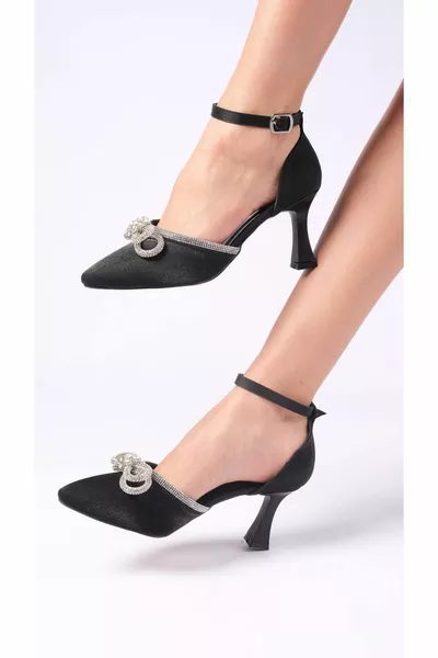 الكعب الأسود: إكسسوارات معدنية ، مقدمة مدببة ، كعب متوسط ، تصميم أنيق وكلاسيكي ، خنجر