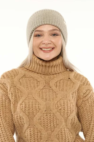 بيج المرأة في فصل الشتاء سروال قصير صوف قبعة صغيرة