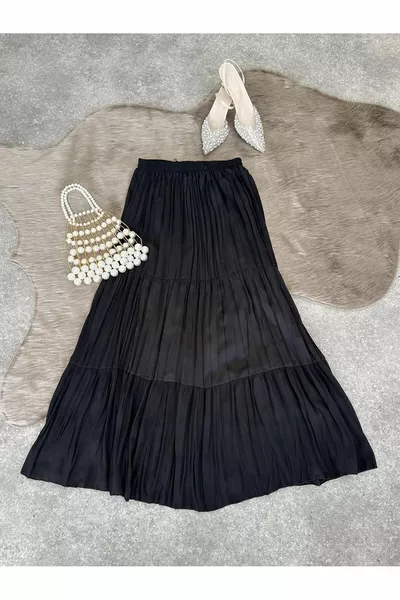 لارا تنورة سوداء